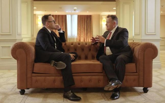 Risto Mejide entrevista a Paul Burrell. Risto Mejide entrevista a Paul Burrell.