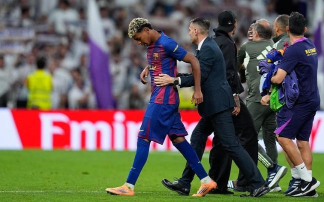 Lamine Yamal es retirado del césped mientras Vinicius lanza reproches.