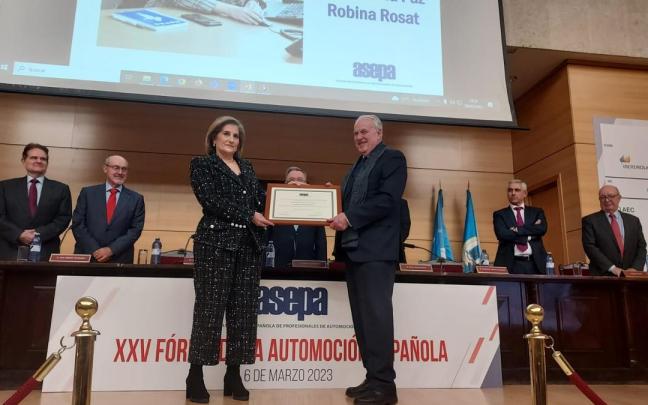 Entrega del reconocimiento a María Paz Robina