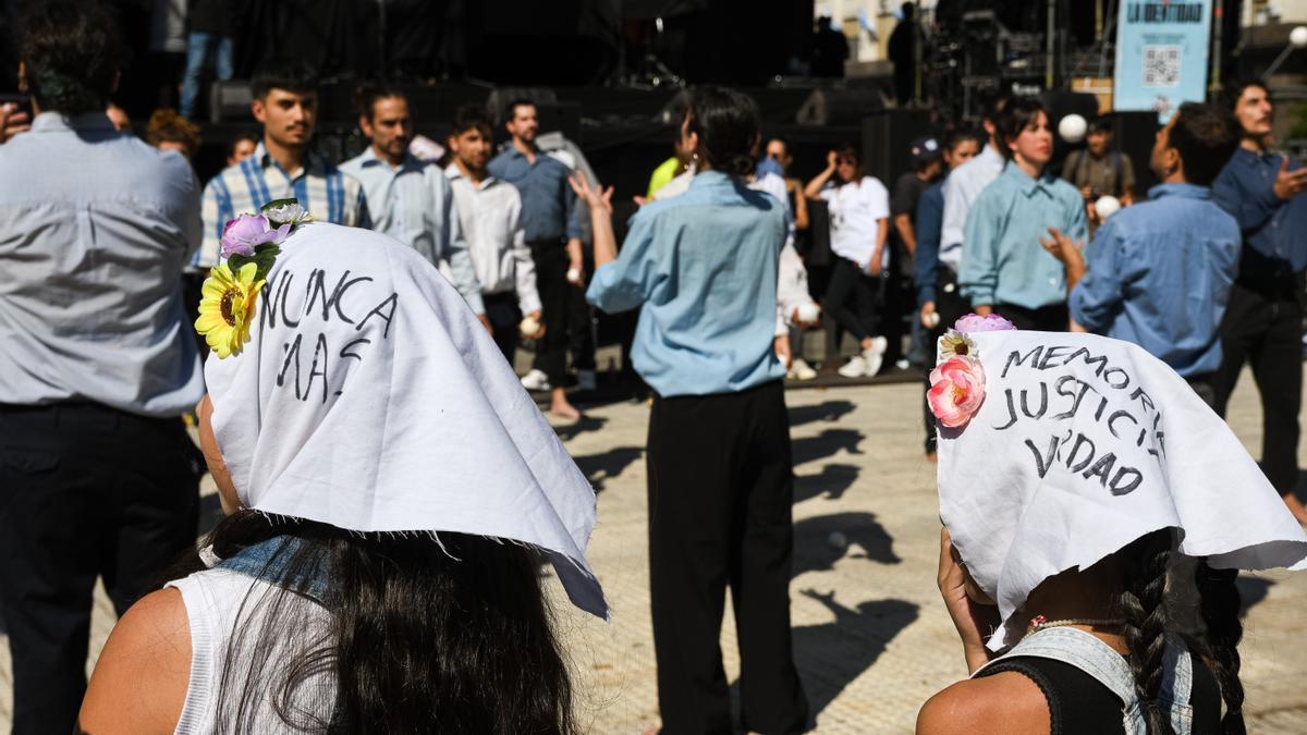 En imágenes: Milei minimiza los crímenes de la dictadura en Argentina en por el 50 aniversario del golpe