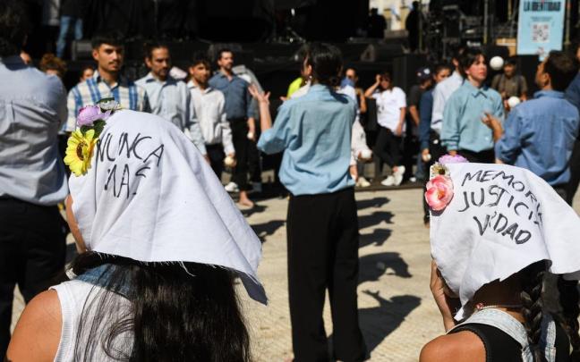 En imágenes: Milei minimiza los crímenes de la dictadura en Argentina en por el 50 aniversario del golpe