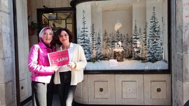 Elisa Moreno (derecha) recoge el primer premio concedido a Amalur belar denda.