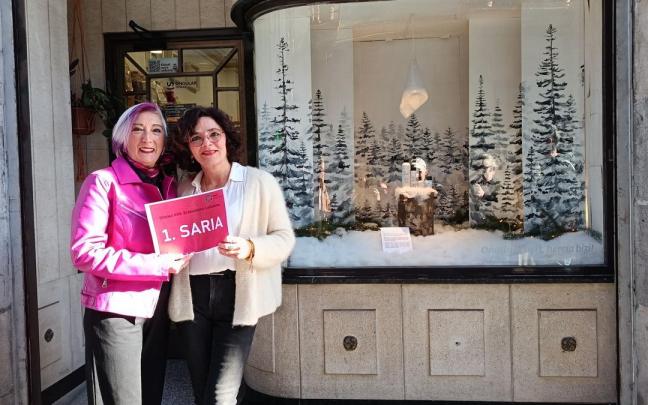 Elisa Moreno (derecha) recoge el primer premio concedido a Amalur belar denda.