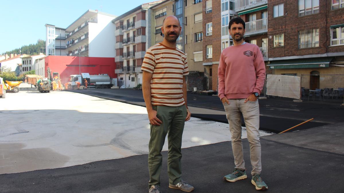 El edil Ion Albizu y el alcalde Garikoitz Iturbe en la cancha de Andramari, donde se están ejecutando labores de asfaltado.
