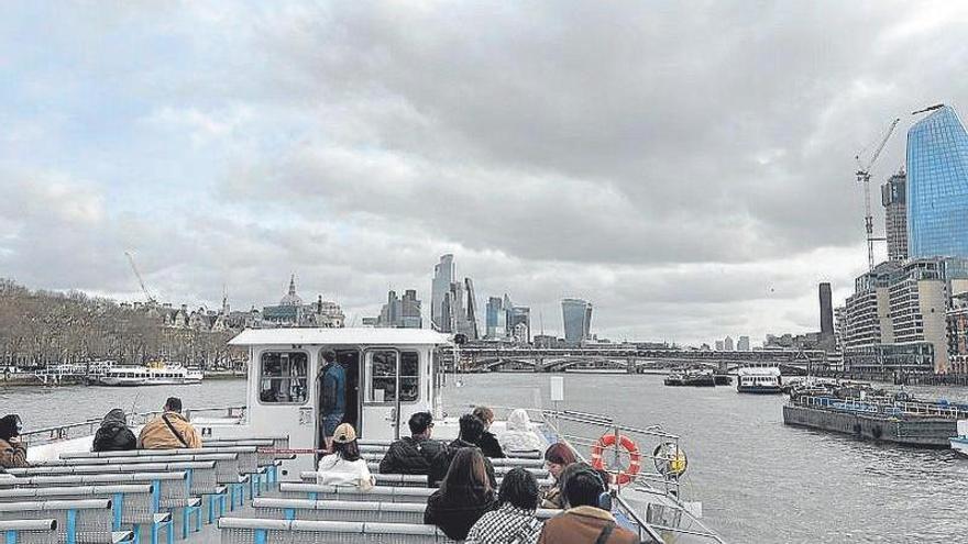 Londres Tamesiseko ontzi batetik ikusita.