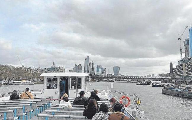 Londres Tamesiseko ontzi batetik ikusita.