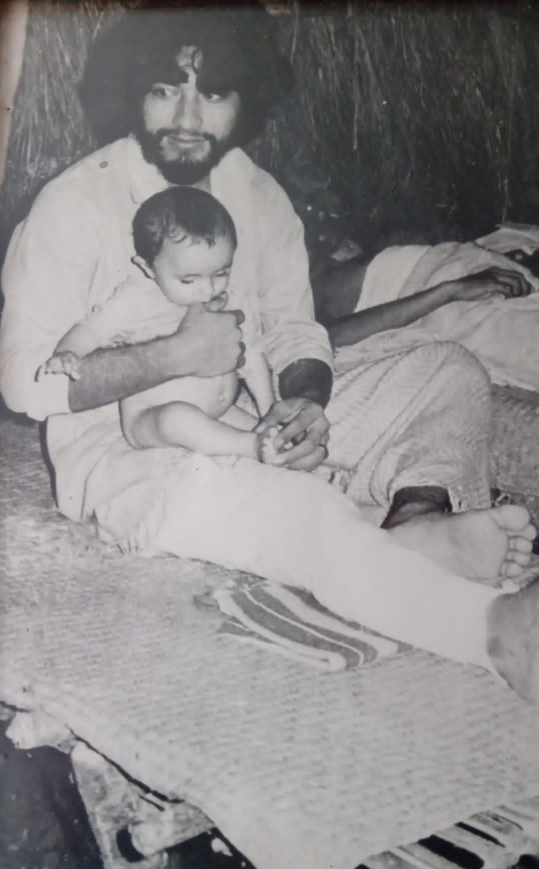 El hijo de Beatriz, Guille, con un paciente en el hospital del frente.