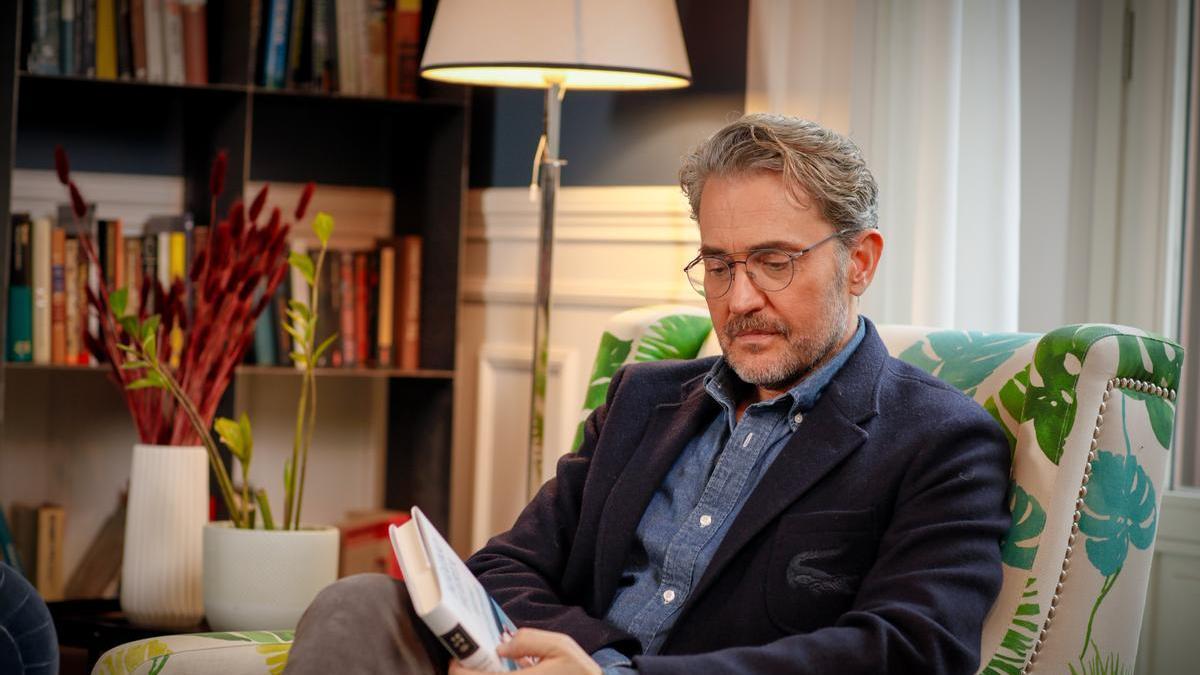 Máximo Huerta mira su novela ‘Mamá está dormida’.