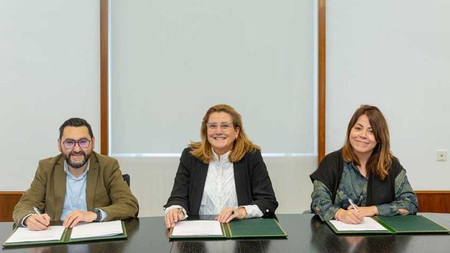 De izquierda a derecha, Jesús María Rodríguez, Rosalía Baena e Izaskun Azcona durante la firma del convenio