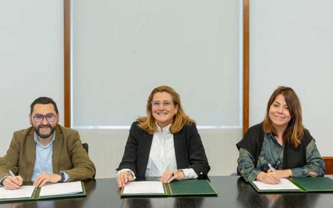 De izquierda a derecha, Jesús María Rodríguez, Rosalía Baena e Izaskun Azcona durante la firma del convenio De izquierda a derecha, Jesús María Rodríguez, Rosalía Baena e Izaskun Azcona durante la firma del convenio