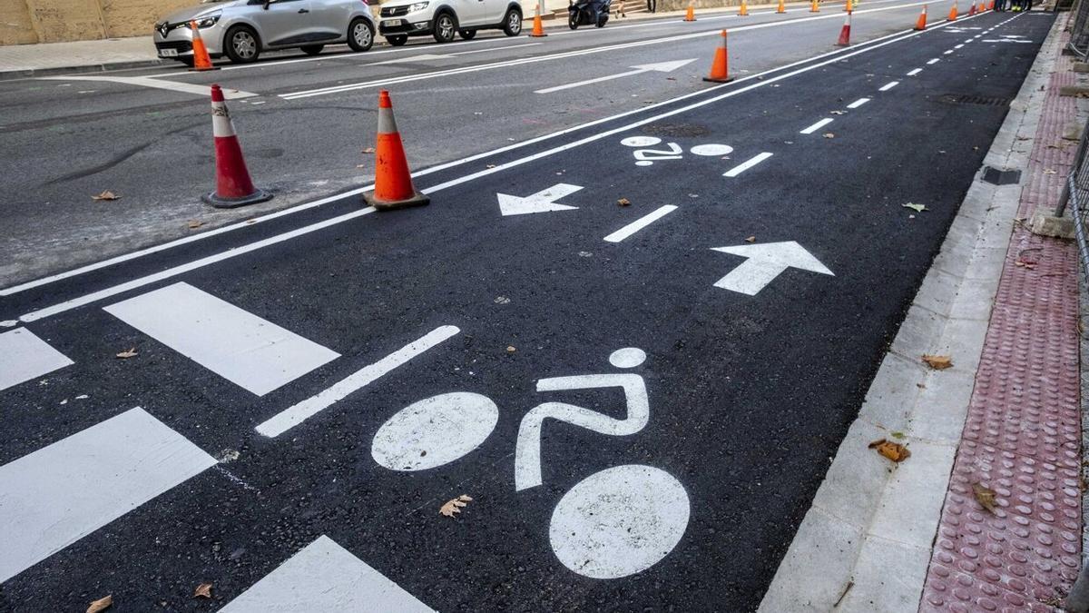 Pintado del carril bici que sube desde la Chantrea hasta la zona del Labrit