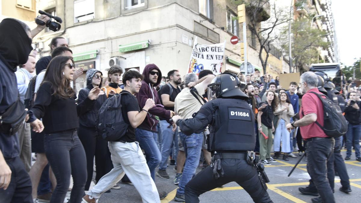 Varias personas durante una concentración contra el desfile de Louis Vuitton en Rambla Mercedes, Barcelona.