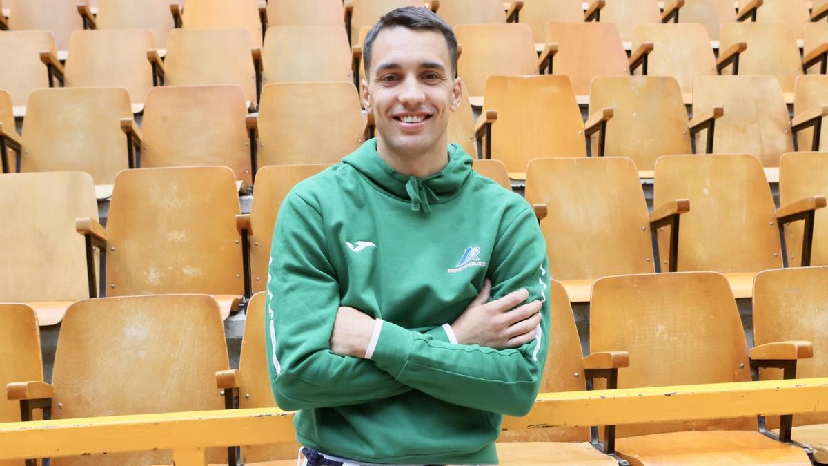 Javier Zabala posa en la contracancha del Ogueta de Gasteiz.