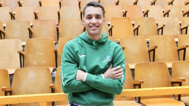 Javier Zabala posa en la contracancha del Ogueta de Gasteiz.