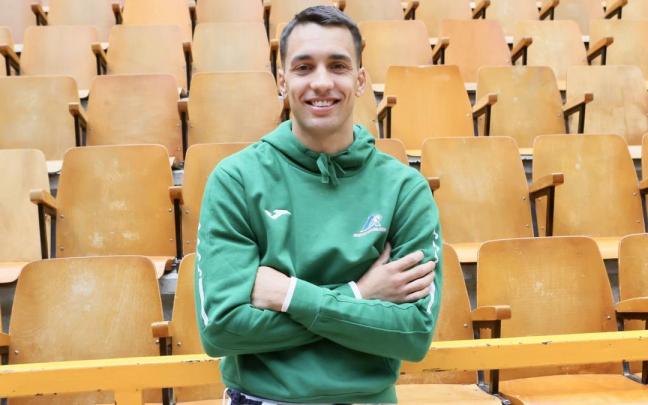 Javier Zabala posa en la contracancha del Ogueta de Gasteiz.