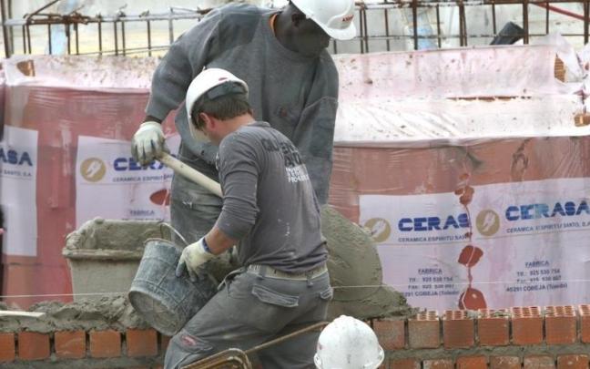 Dos trabajadores extranjeros