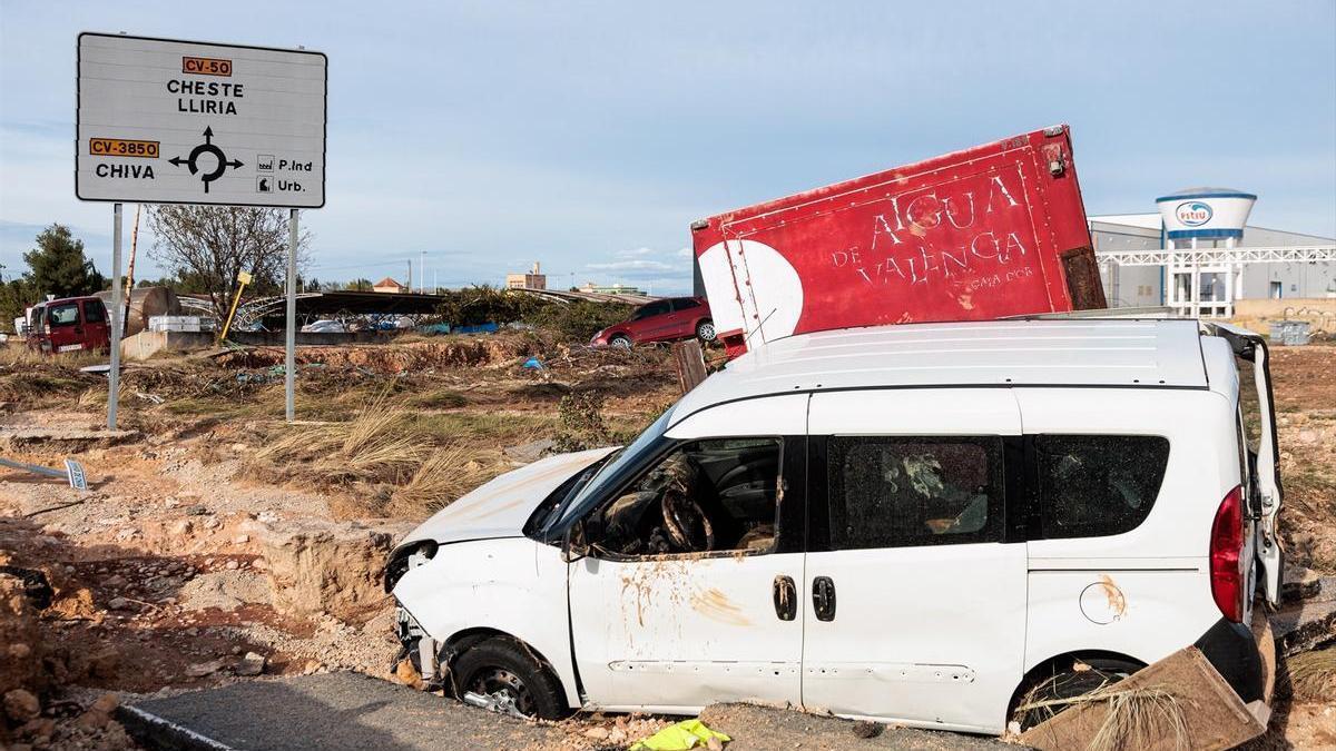 Una furgoneta atrapada entre los escombros arrastrados por la DANA
