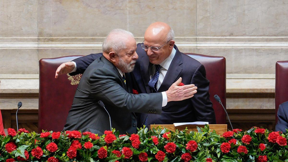 El presidente de Brasil, Luiz Inácio Lula da Silva, saludando al presidente del Parlamento luso, Augusto Santos Silva, durante su visita a Portugal.