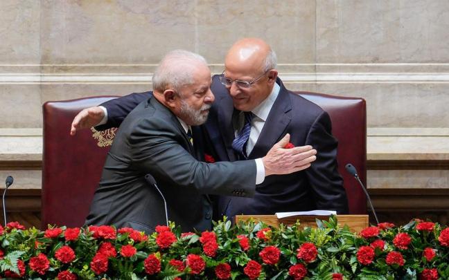 El presidente de Brasil, Luiz Inácio Lula da Silva, saludando al presidente del Parlamento luso, Augusto Santos Silva, durante su visita a Portugal.