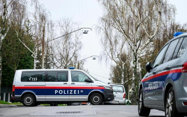 Imagen de dos coches de la policía austriaca. / EP Imagen de dos coches de la policía austriaca.