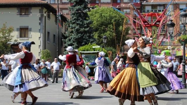 Etorki Dantza Taldea participa con un alarde de danzas