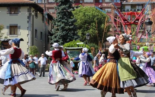 Etorki Dantza Taldea participa con un alarde de danzas