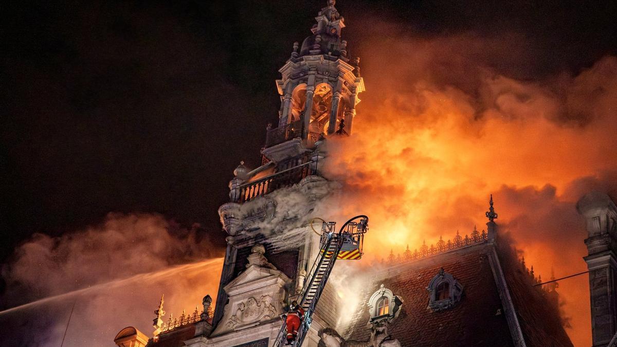 Ayuntamiento de Limoges, en llamas.