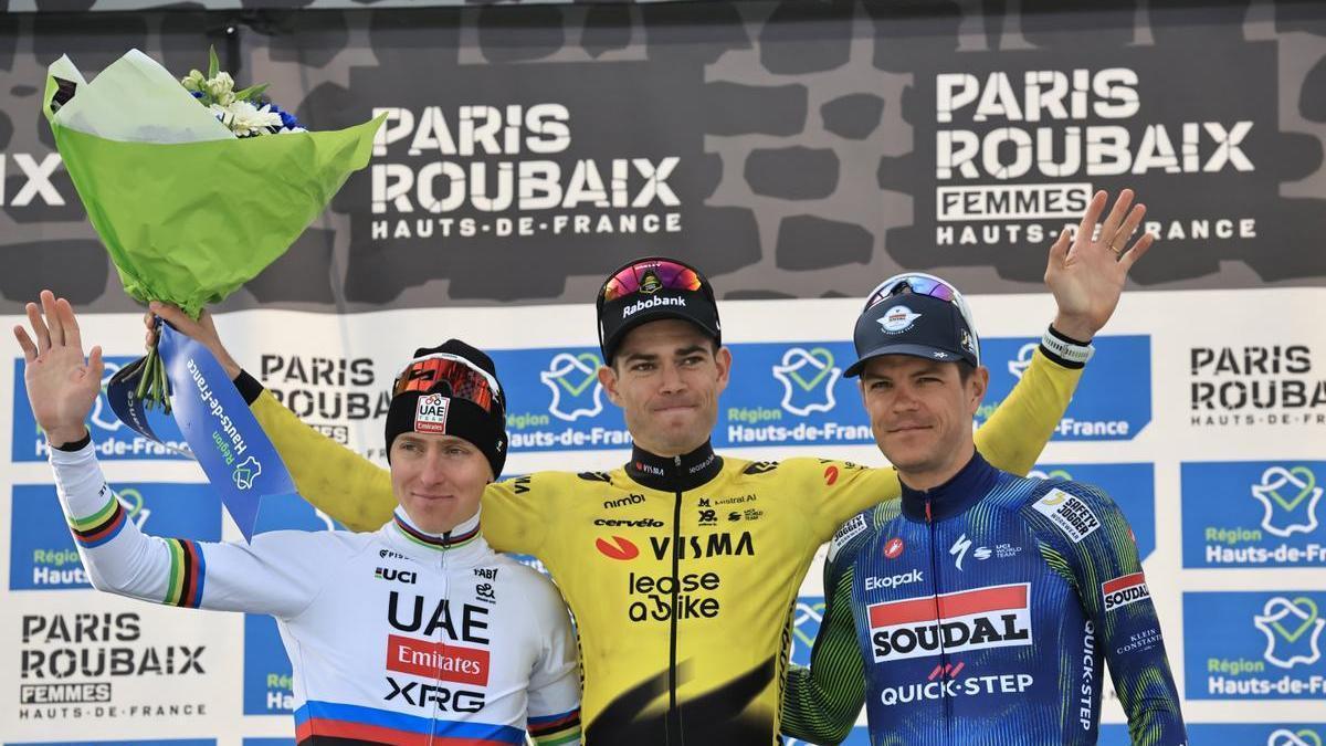 Van Aert, primero, Pogacar, segundo, y Bissegger, tercero, en el podio de la París-Roubaix.