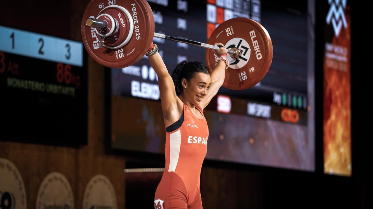 Malen Monasterio disputando el Campeonato del Mundo de halterofilia en Noruega.