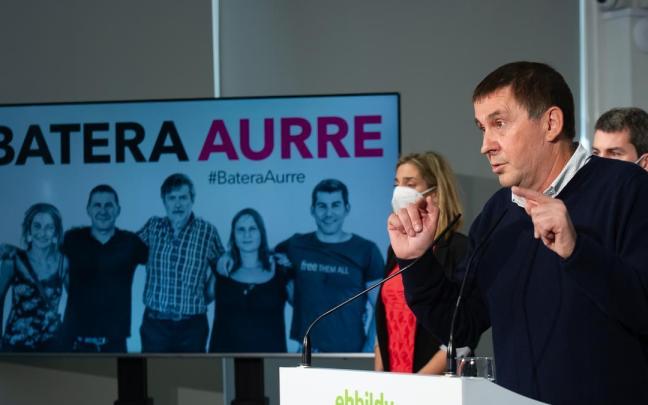 Arnaldo Otegi comparece junto con los encausados del caso Bateragune, tras la decisión del Supremo de ordenar repetir en la Audiencia Nacional. / EP Arnaldo Otegi comparece junto con los encausados del caso Bateragune, tras la decisión del Supremo de ordenar repetir en la Audiencia Nacional.