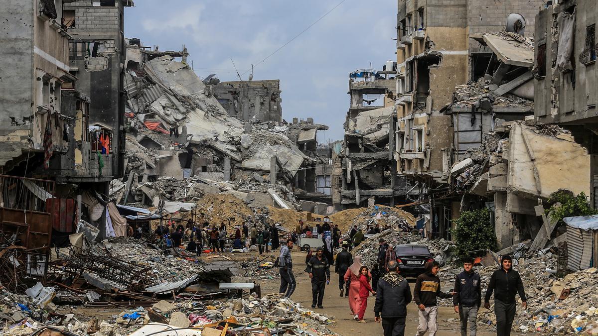 Palestinos en la zona de Khan Younis devastada por los ataques israelíes