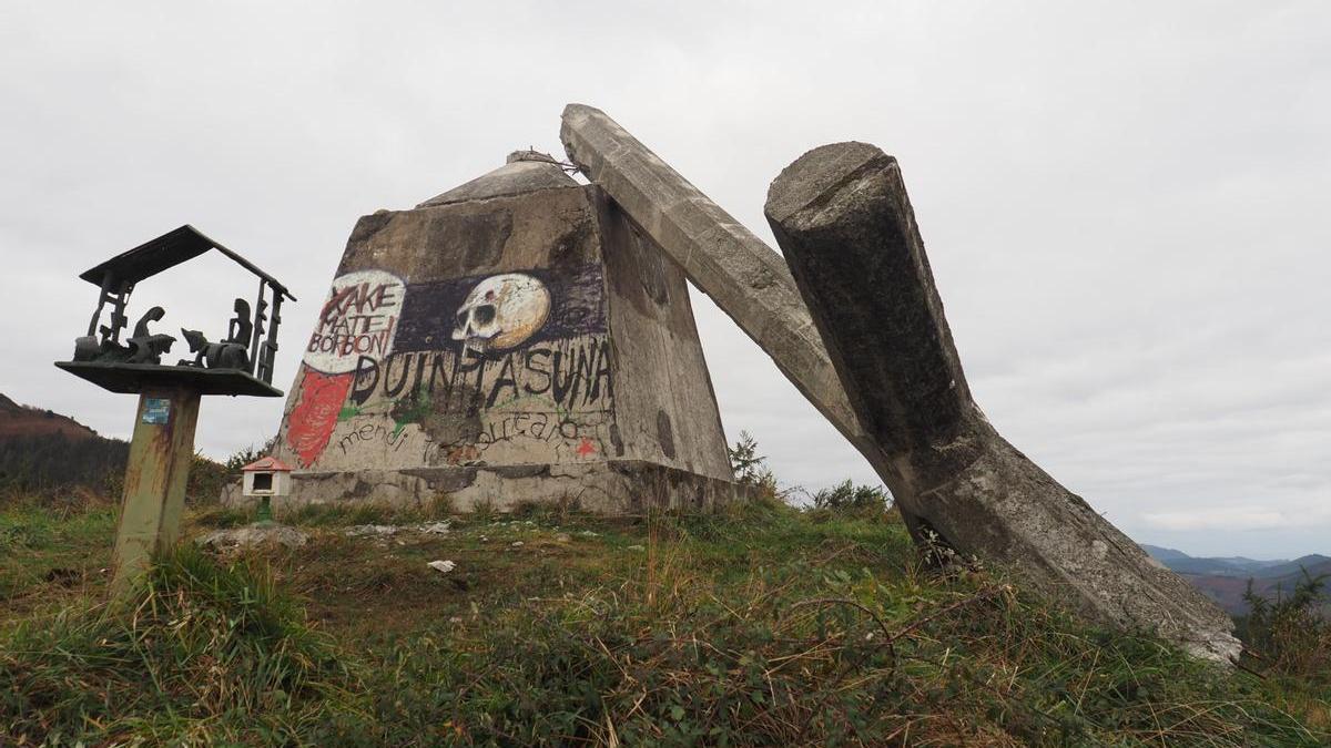 Vista del pedestal con la cruz, ya derribada, y el belén de bronce que coronan la cima del monte Morkaiko