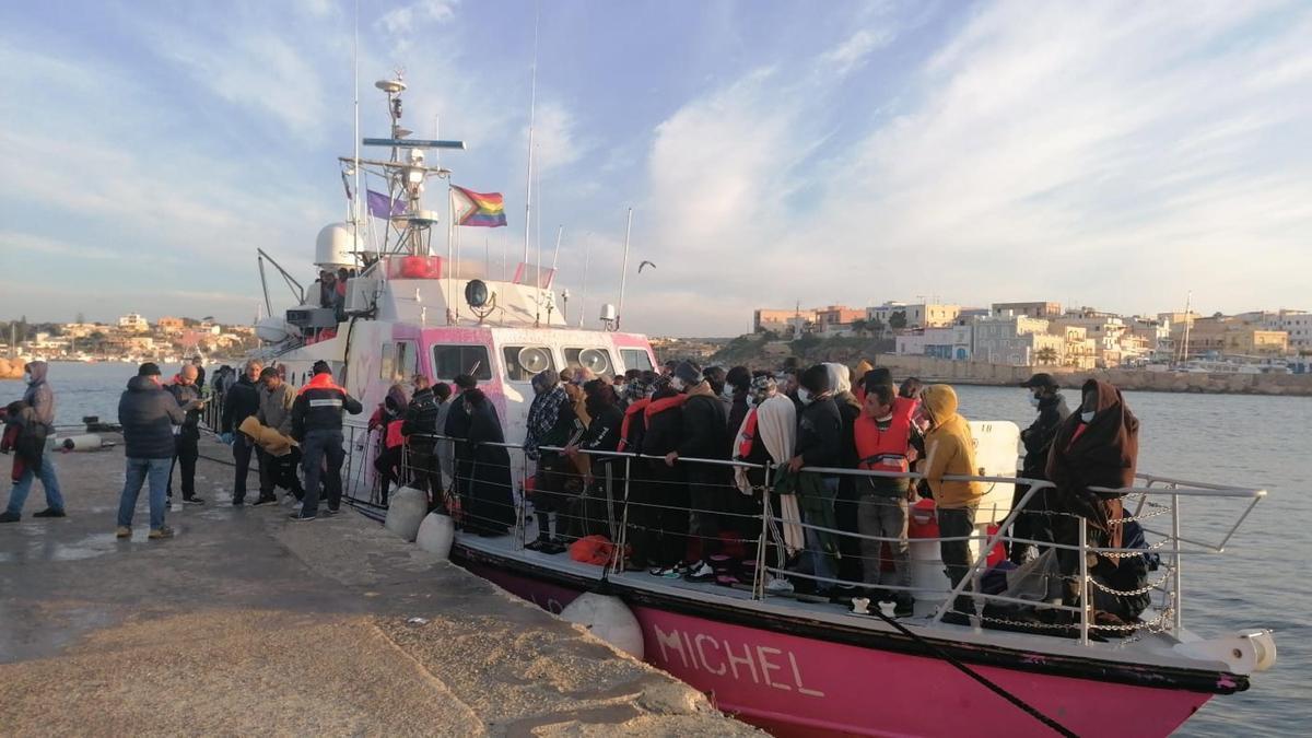 Inmigrantes desembarcan del 'Louise Michel' en Lampedusa.
