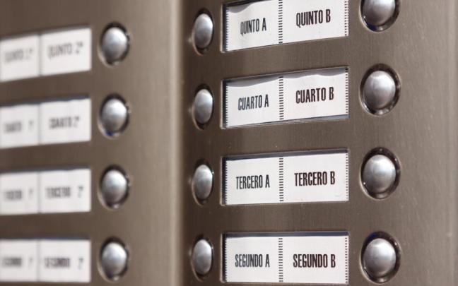 Un portero automático en un edificio de viviendas. Un portero automático en un edificio de viviendas.