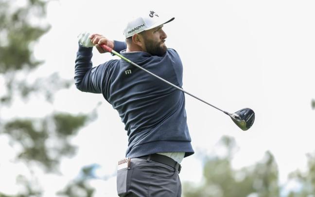 Jon Rahm ejecuta un golpe en el Master de Augusta.