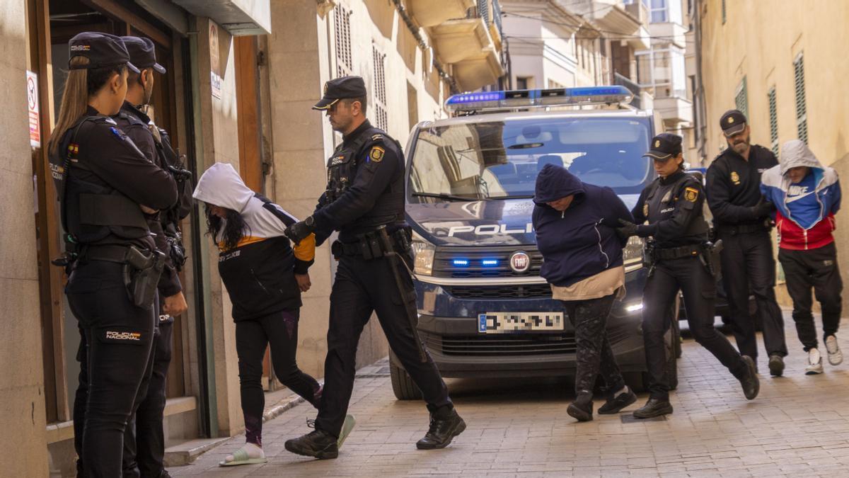 Los tres detenidos por la muerte de la bebé en Mallorca son trasladados a los juzgados.