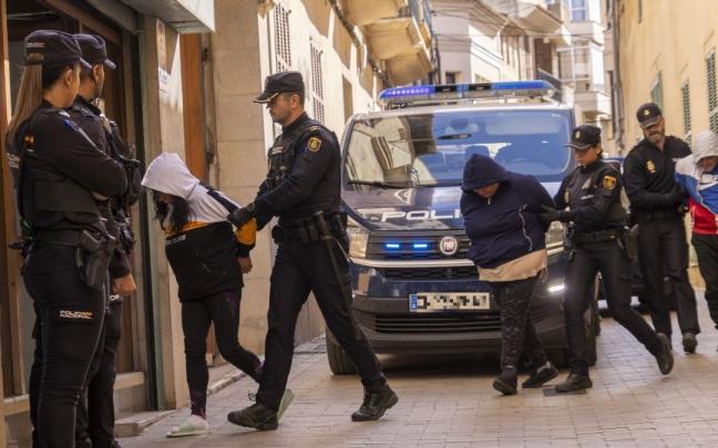 Los tres detenidos por la muerte de la bebé en Mallorca son trasladados a los juzgados.