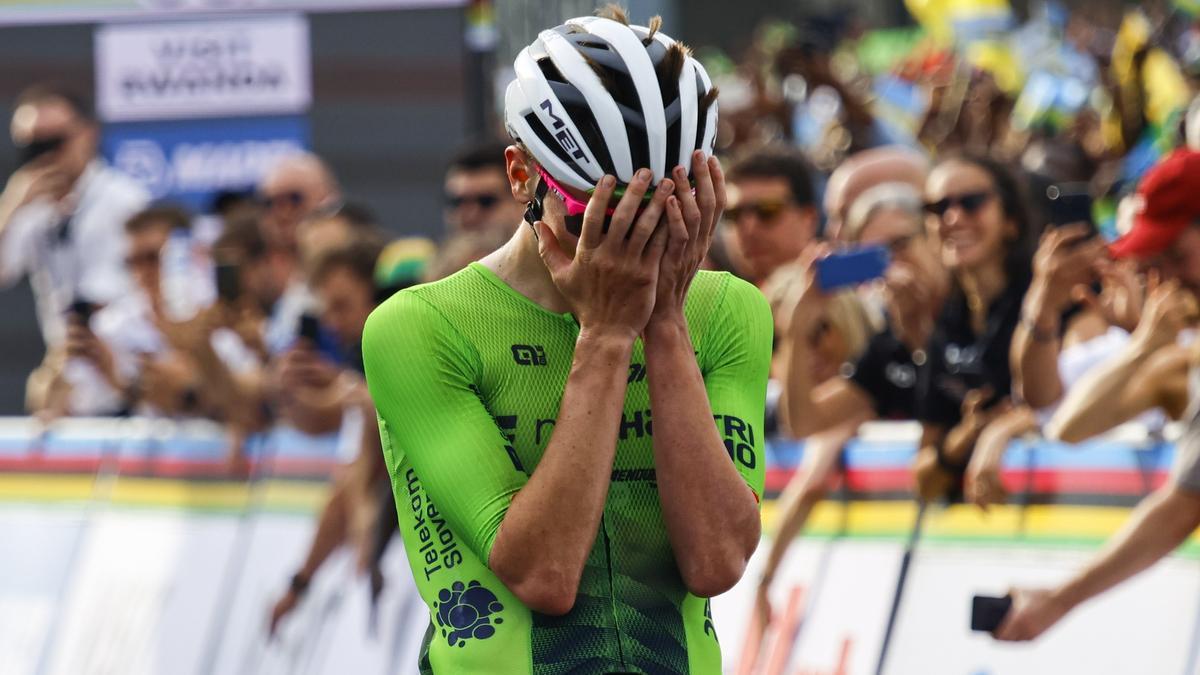 Tadej Pogacar, emocionado tras lograr el oro en Kigali, su segundo Mundial consecutivo tras el de Zúrich.