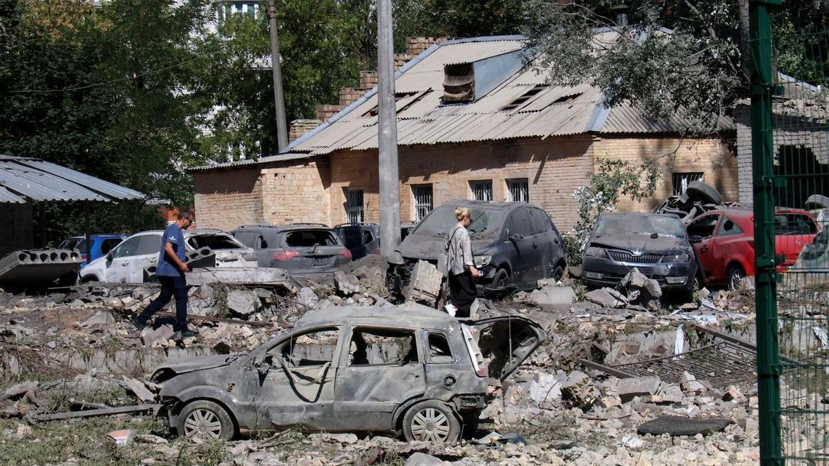 Destrozos en una zona residencial de Kiev tras un ataque ruso del pasado viernes.
