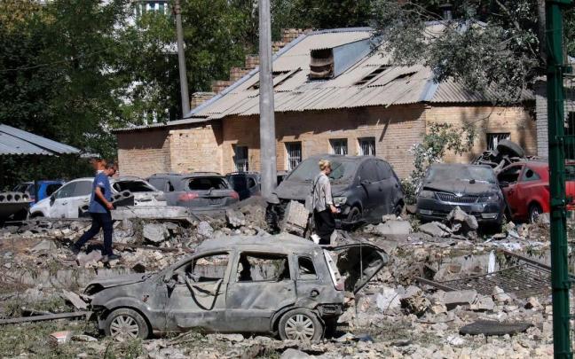 Destrozos en una zona residencial de Kiev tras un ataque ruso del pasado viernes.