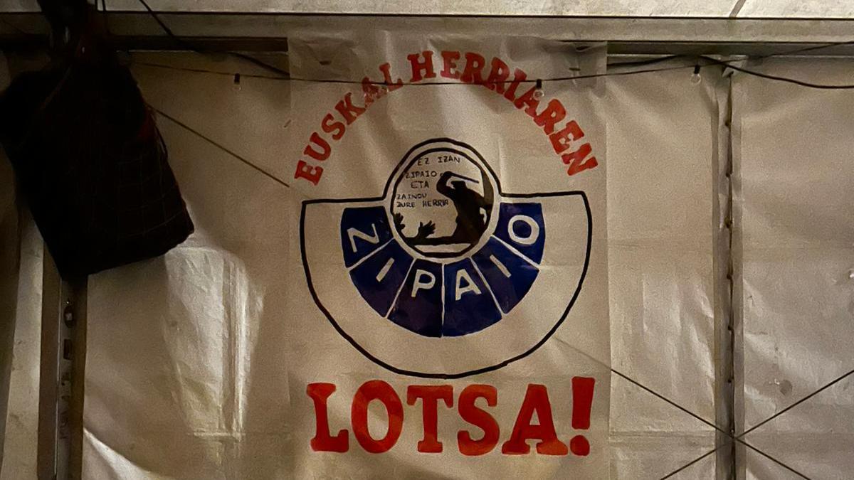 Cartel contra la Ertzaintza colocado esta madrugada en el recinto de txosnas, Izarra.