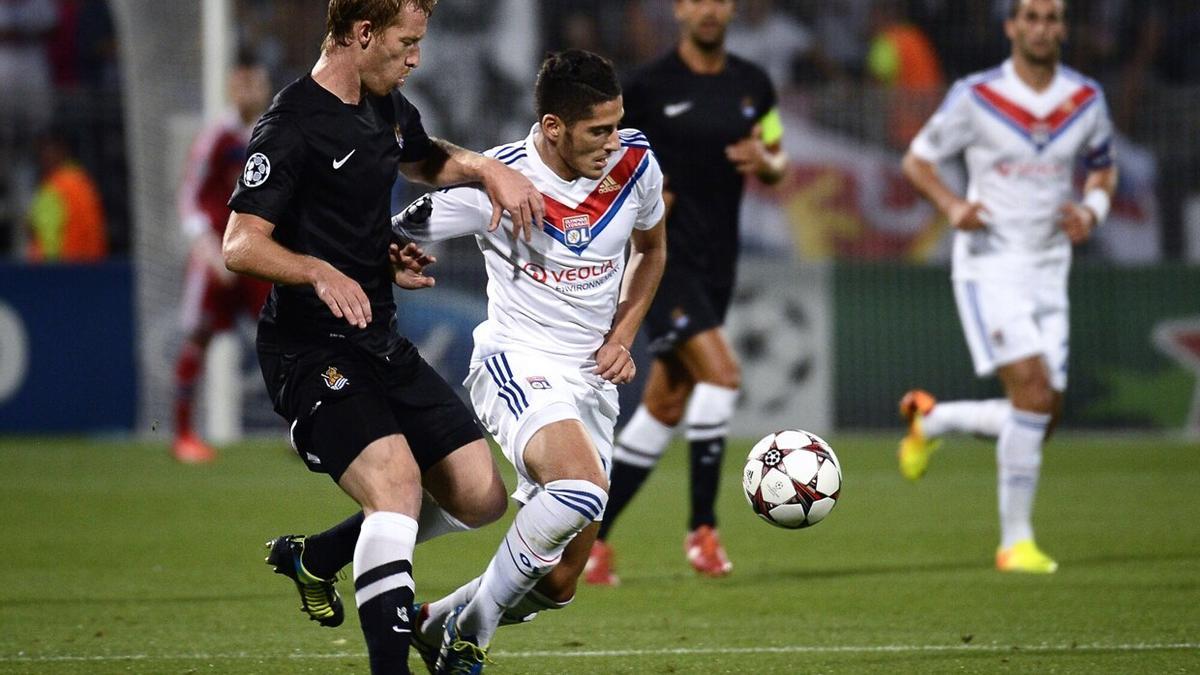 Zurutuza pugna con un futbolista del Olympique Lyonnais durante la previa de la Champions 2013-14. / EFE