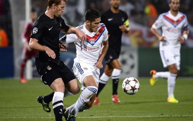 Zurutuza pugna con un futbolista del Olympique Lyonnais durante la previa de la Champions 2013-14. / EFE