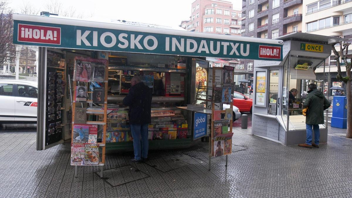 Uno de los kioscos de prensa que aguantan junto a nuevo puesto de la ONCE.