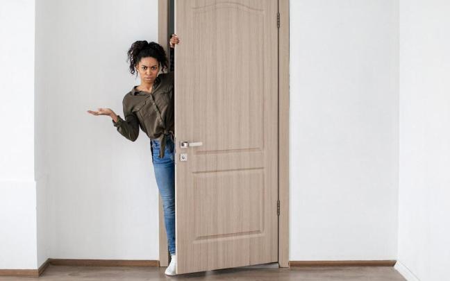 Una mujer no recuerda para qué ha ido a la habitación.