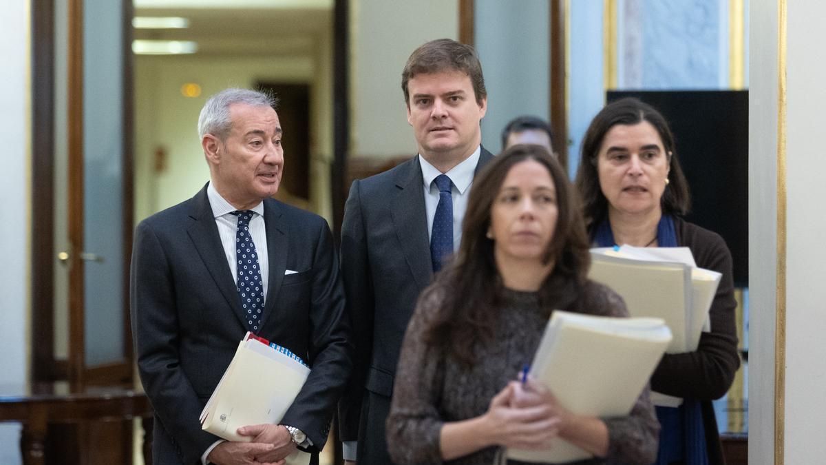 El Letrado Mayor, Fernando Galindo (d), a su llegada a una reunión de la Mesa del Congreso de los Diputados.