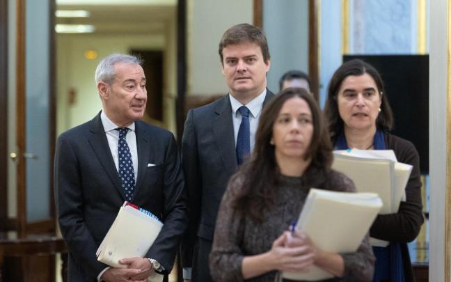 El Letrado Mayor, Fernando Galindo (d), a su llegada a una reunión de la Mesa del Congreso de los Diputados. El Letrado Mayor, Fernando Galindo (d), a su llegada a una reunión de la Mesa del Congreso de los Diputados.