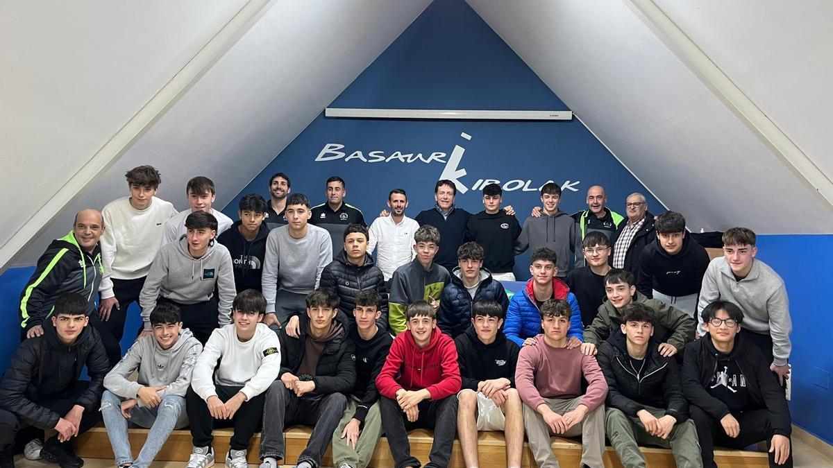 La Selección de Fútbol cadete de Basauri en su presentación en el polideportivo Artunduaga