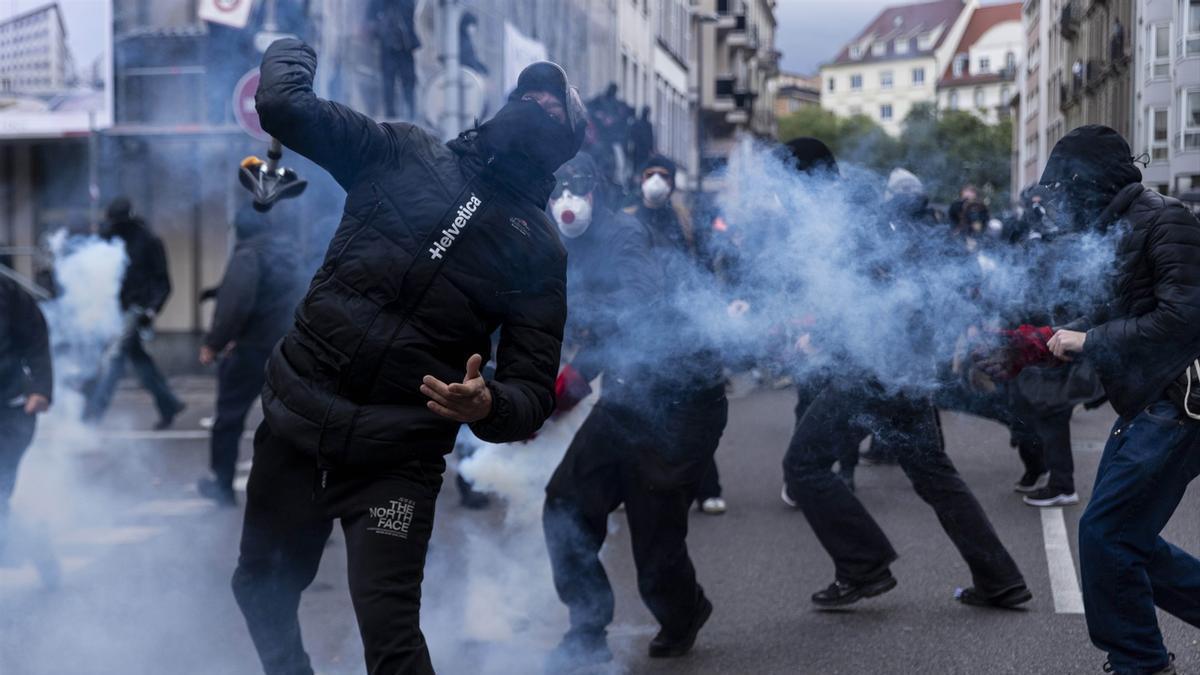 Manifestantes se enfrentan a las fuerzas del orden durante una movilización en el centro de la ciudad de Estrasburgo.