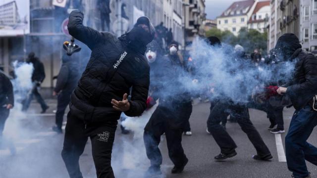 Manifestantes se enfrentan a las fuerzas del orden durante una movilización en el centro de la ciudad de Estrasburgo.